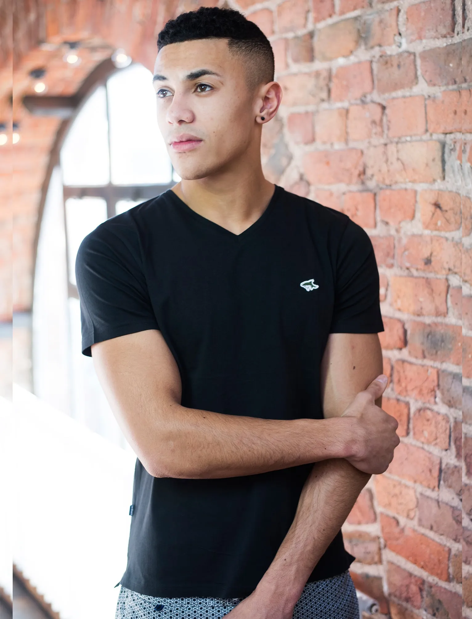 Dewey V Neck T-Shirt in Black - Le Shark
